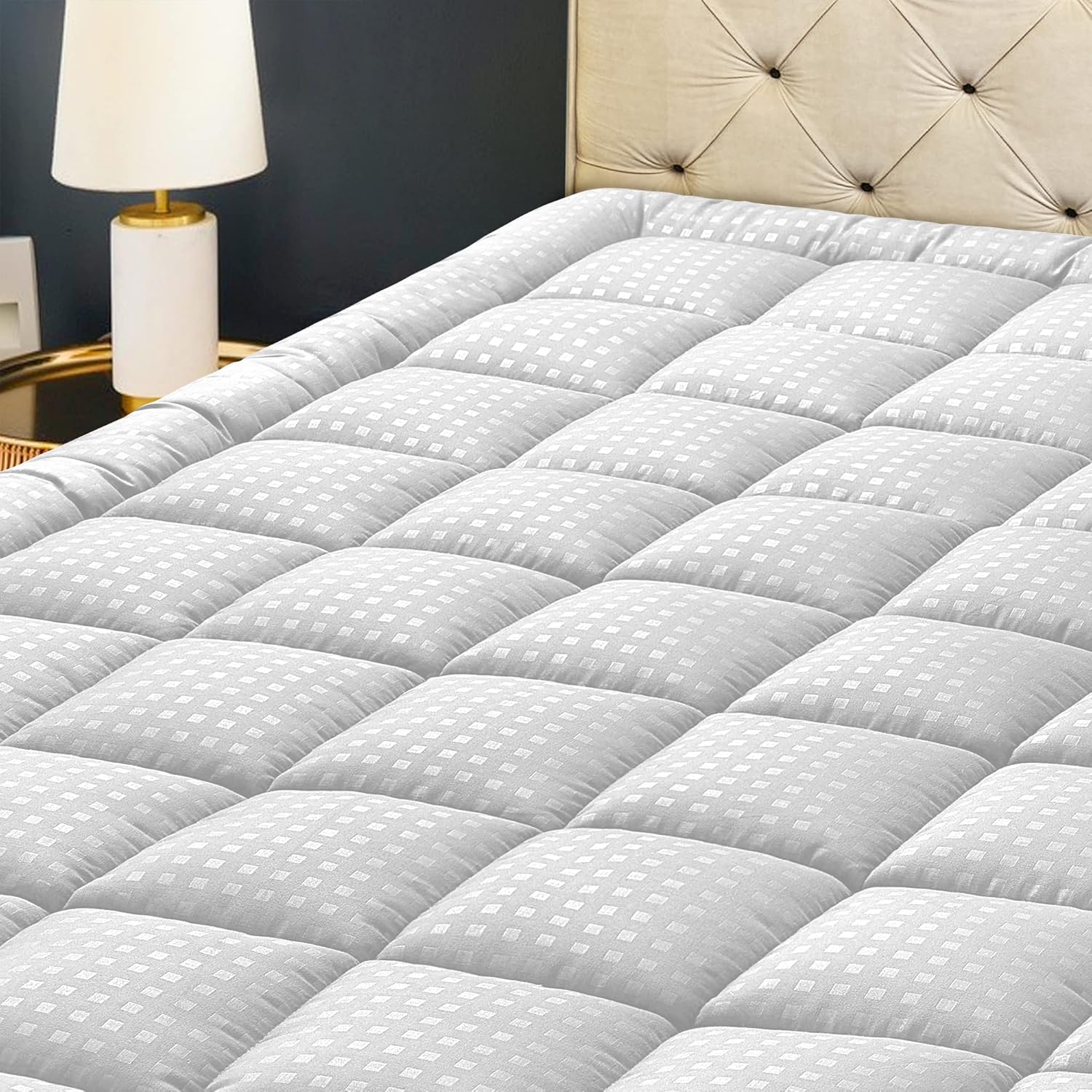 HYLEORY cooling mattress pad with fluffy quilted microfiber top on a queen bed